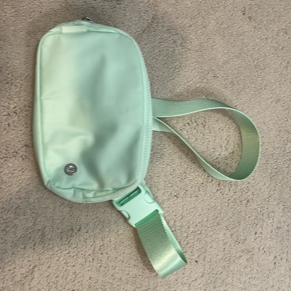 Lululemon everywhere belt bag- mint 1L